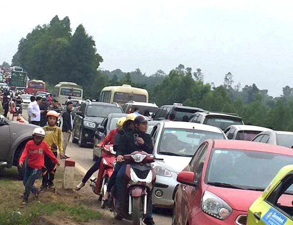 Hàng ngàn người đổ về cánh đồng hoa hướng dương, đường tắc nghẽn - 1 Hàng ngàn người đổ về cánh đồng hoa hướng dương, đường tắc nghẽn - 1