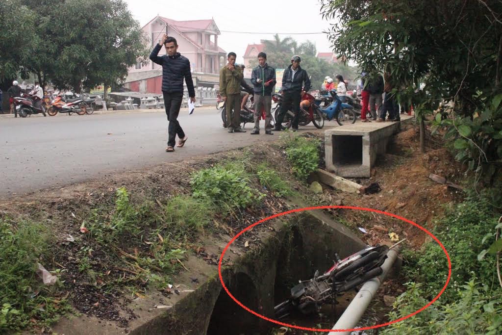 
Chiếc xe máy nằm dưới cống thoát nước.
