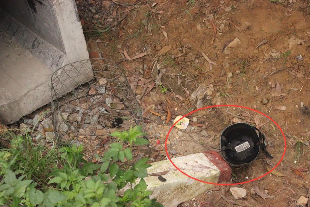 Chiếc mũ bảo hiểm văng ra gần đó.