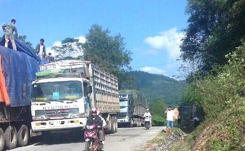Bắt tại trận đoàn xe quá tải "ì ạch" từ Lào về Nghệ An - 2 Bắt tại trận đoàn xe quá tải "ì ạch" từ Lào về Nghệ An - 2