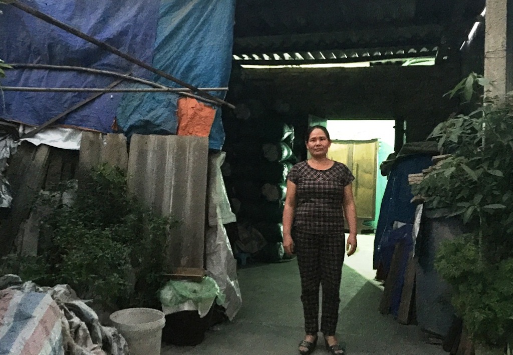 10 giọt máu "nhuộm đỏ" lá đơn kêu cứu của cậu bé tật nguyền - 8 Chị Lâm trước căn nhà tồi tàn của mình.