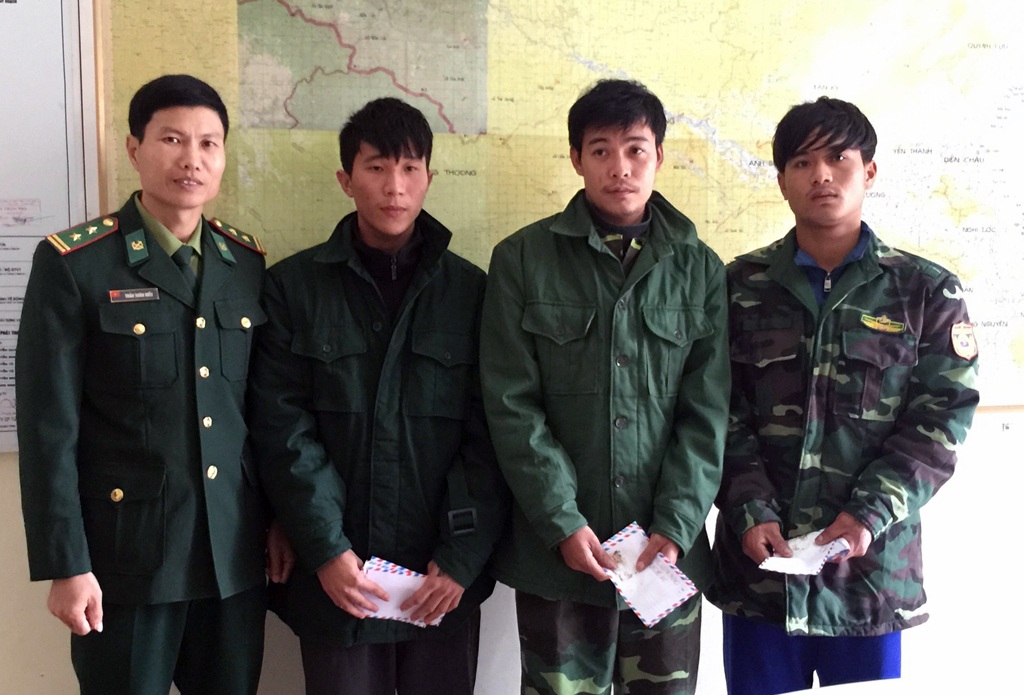 Cứu sống 5 thuyền viên trên tàu cá bị chìm ở Vịnh Bắc Bộ - 2 Đồn biên phòng Quỳnh Phương trao tặng quà hỗ trợ thăm hỏi cho các thuyền viên.