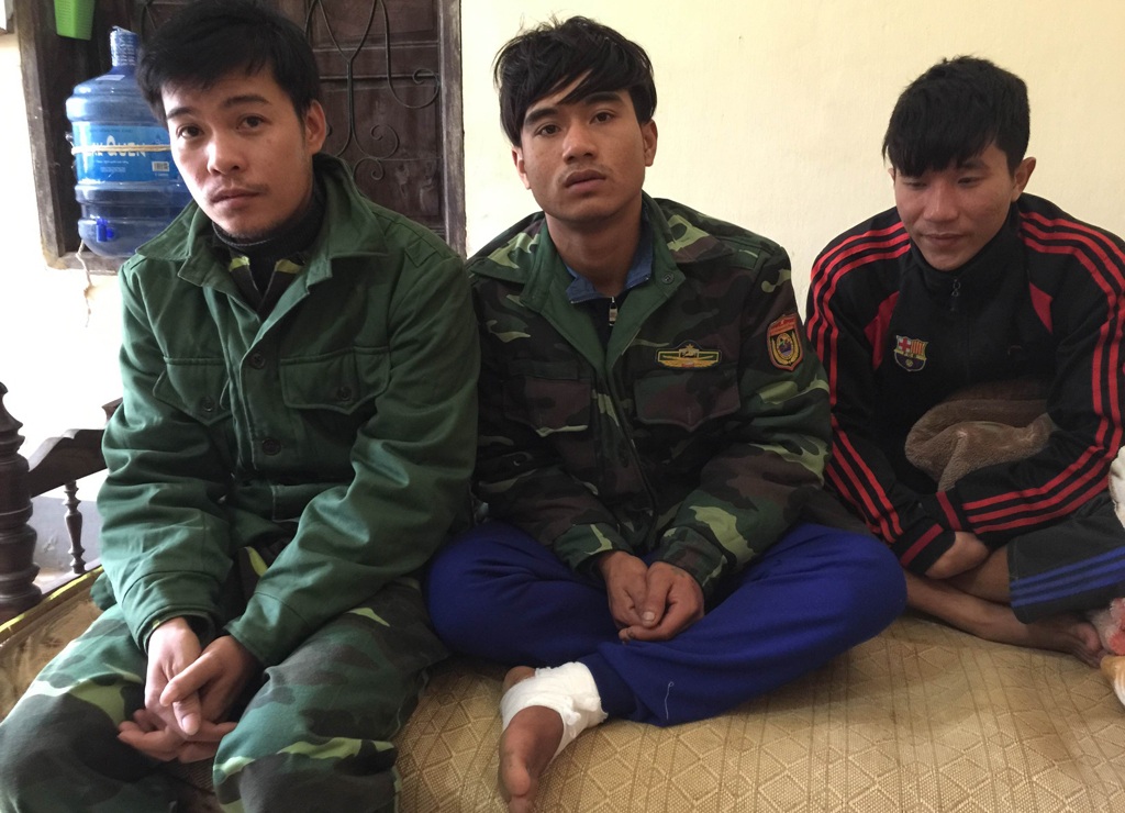 Cứu sống 5 thuyền viên trên tàu cá bị chìm ở Vịnh Bắc Bộ - 1 3 thuyền viên may mắn được cứu sống sau khi bị chìm tàu trên biển.
