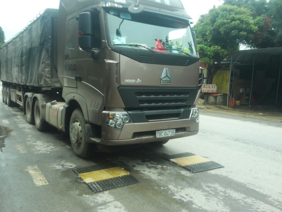 Nghệ An: Hàng loạt xe quá tải dùng chiêu ẩn nấp tránh lực lượng chức năng - 10 Nhiều xe cố thủ nhiều ngày trên các trục đường cuối cùng cũng phải trình diện để cân.