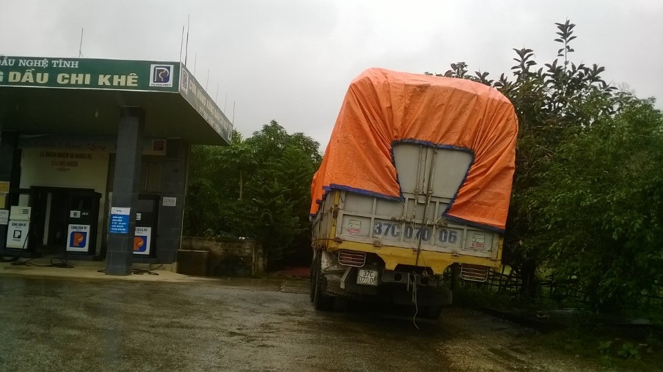 Nghệ An: Hàng loạt xe quá tải dùng chiêu ẩn nấp tránh lực lượng chức năng - 1 Một chiếc xe khác ẩn nấp bên cây xăng dầu Chi Khê, huyện Con Cuông.