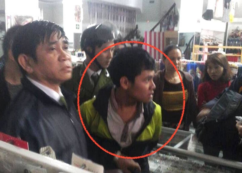 Nam sinh tấn công chủ tiệm đồ trang sức cướp điện thoại - 1 Đối tượng Anh khi bị bắt tại cửa hàng.