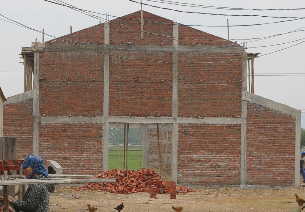 Phía trong hạng mục xây lắp đình chợ cơ bản đã được hoàn thiện phần thô, san lấp mặt bằng.