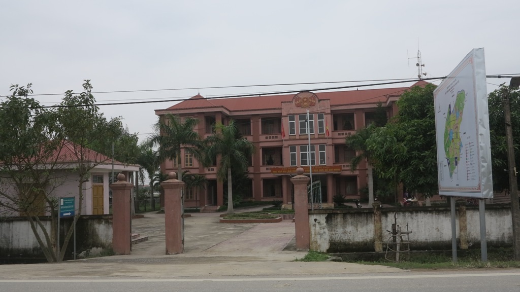 Dù đã nhiều lần liên hệ, dài cổ đợi tại phòng làm việc nhưng phóng viên vẫn không thể gặp được vị Chủ tịch UBND xã Hưng Phúc để xác minh sự việc.