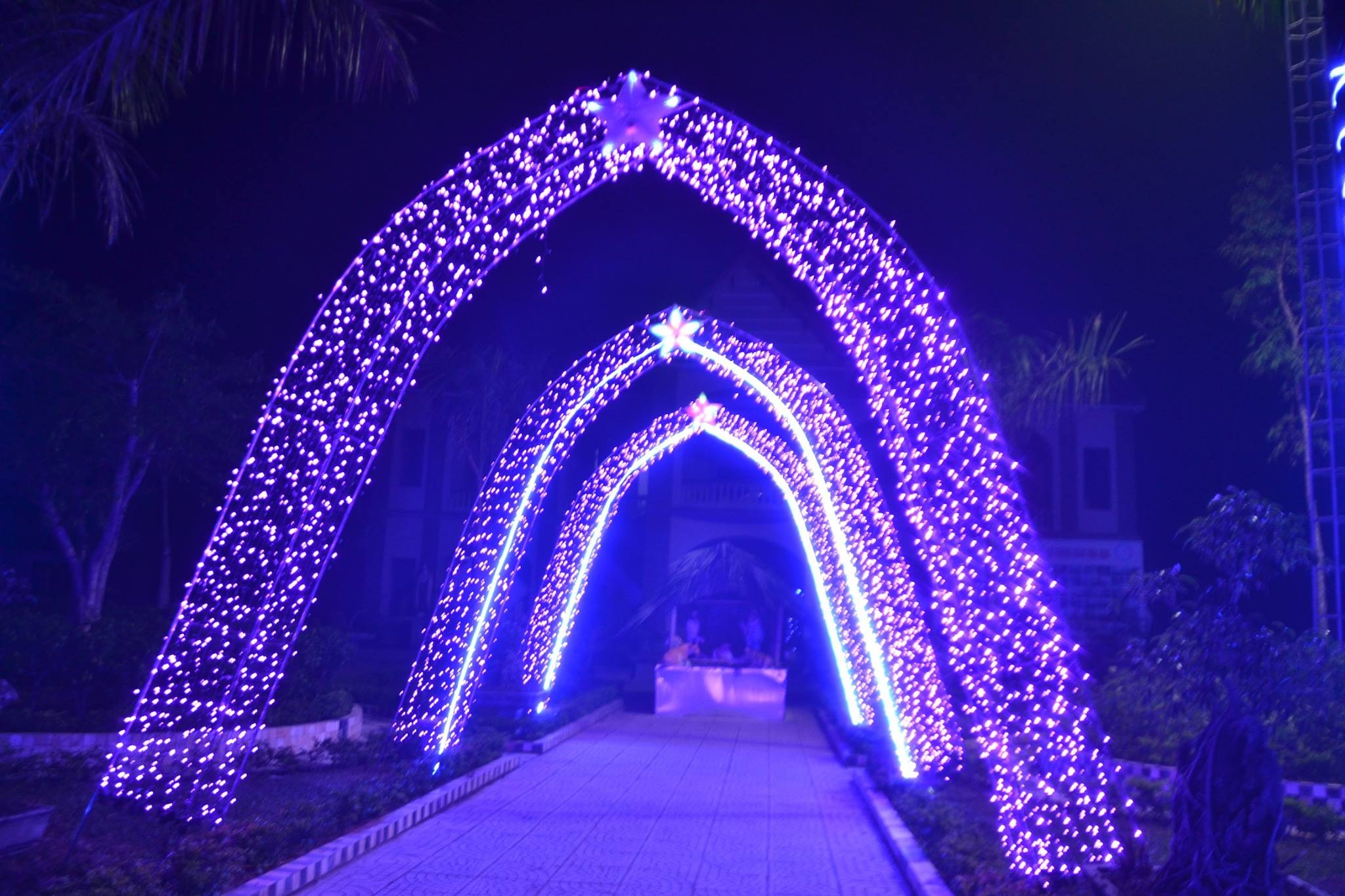 Không khí Giáng sinh tràn ngập khắp mọi miền - 16
Ánh sáng của hàng trăm dây đèn nháy được trang hoàng tại giáo xứ Nghĩa Thành.