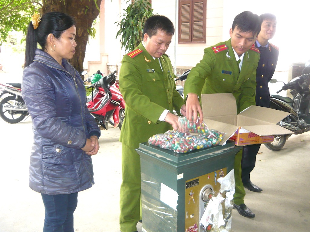 
Đối tượng Nguyễn Thị Lam đã dùng két sắt để tàng trữ pháo tại nhà riêng.
