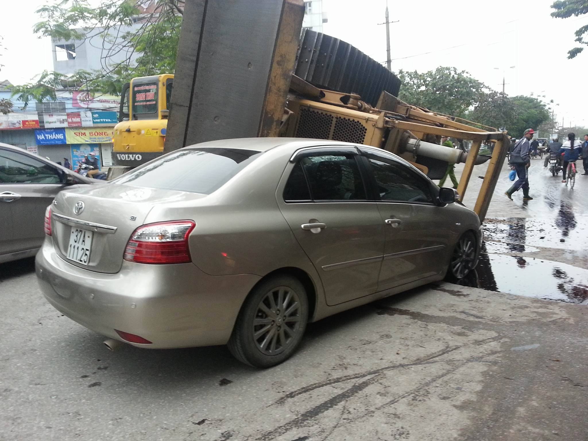 Kinh hoàng máy xúc lật từ xe đầu kéo đè bẹp dúm xế hộp - 7 Kinh hoàng máy xúc lật từ xe đầu kéo đè bẹp dúm xế hộp - 7