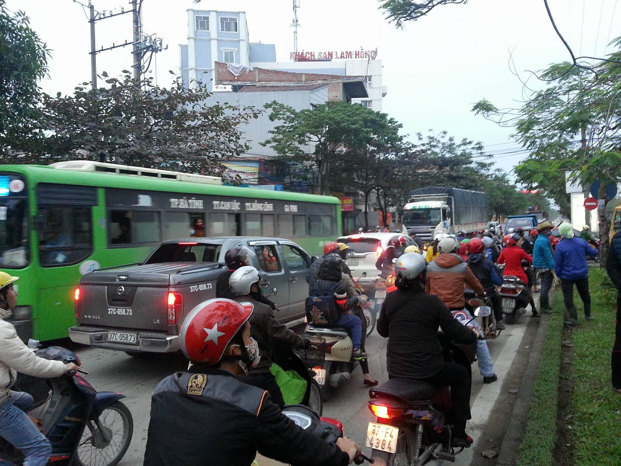Kinh hoàng máy xúc lật từ xe đầu kéo đè bẹp dúm xế hộp - 11 Kinh hoàng máy xúc lật từ xe đầu kéo đè bẹp dúm xế hộp - 11
