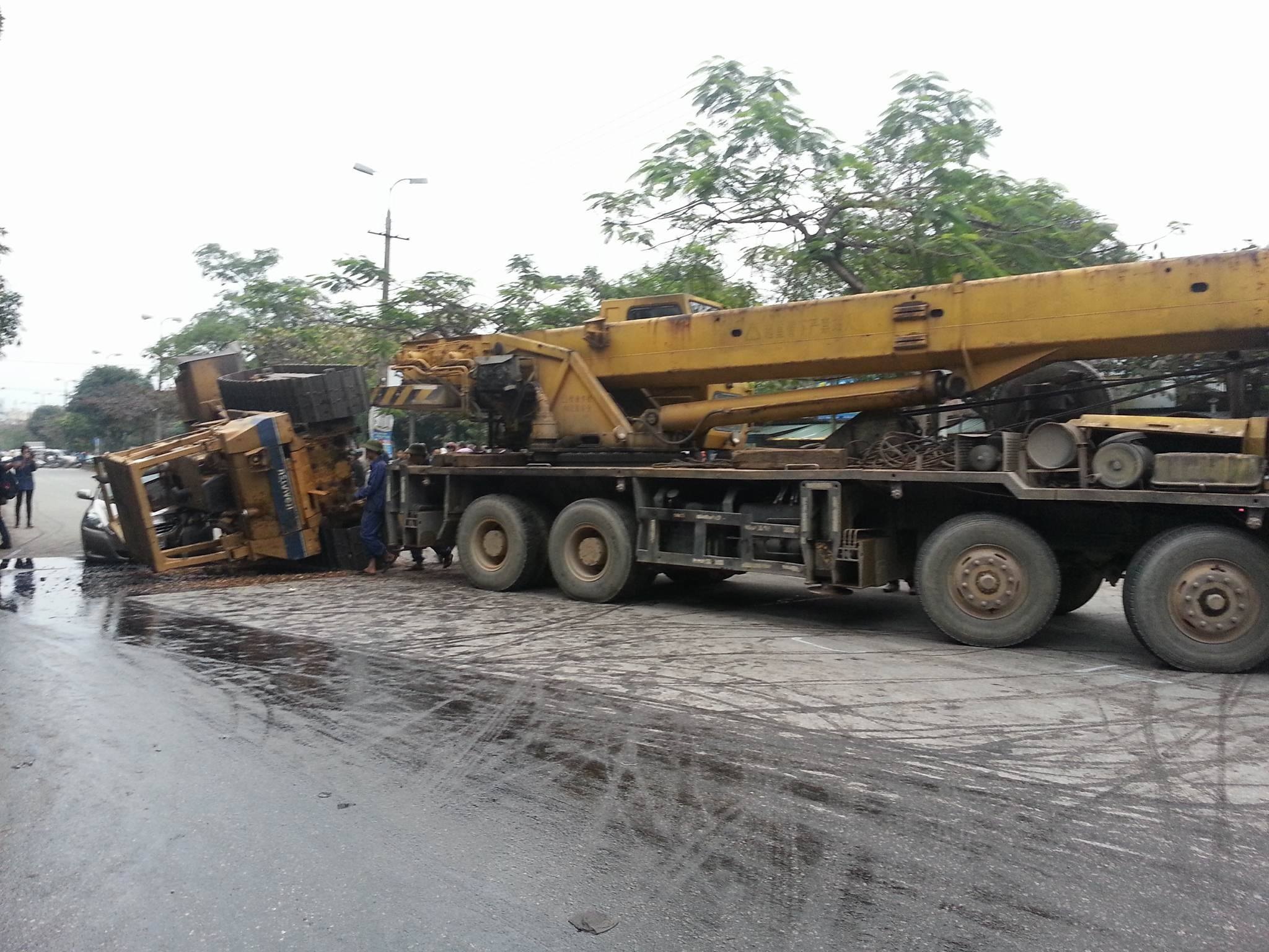 Kinh hoàng máy xúc lật từ xe đầu kéo đè bẹp dúm xế hộp - 8 Hiện trường vụ tai nạn khiến chiếc xe con nằm giữa đường, tài xế thoát nạn.