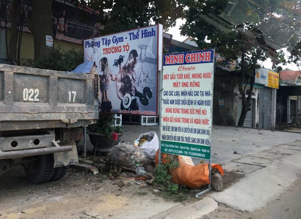 Ngang nhiên rao bán cao hổ, động vật quý hiếm trên Facebook - 3 Ngay tại nhà riêng của mình, Chinh cũng làm biển hiệu công khai rao bán các loại cao, mật mà không bị lực lượng chức năng nào hỏi thăm.