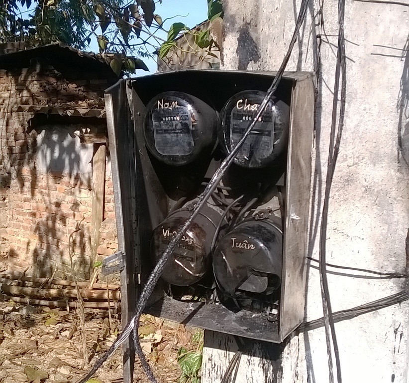 Đường dây điện bốc cháy, nhiều hộ dân cháy hết thiết bị điện - 2 Đồng hồ mới lắp, nay cháy đen ngòm.
