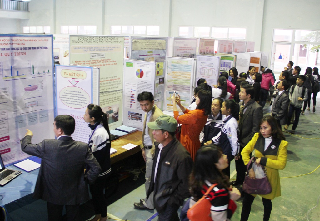 Học sinh trung học sáng tạo sản phẩm ứng dụng khoa học kỹ thuật - 2 Năm nay có 123 sản phẩm khoa học kỹ thuật thuộc 14 lĩnh vực của hàng trăm học sinh đến từ 32 trường THPT và 18 phòng giáo dục đào tạo trên địa bàn tỉnh.