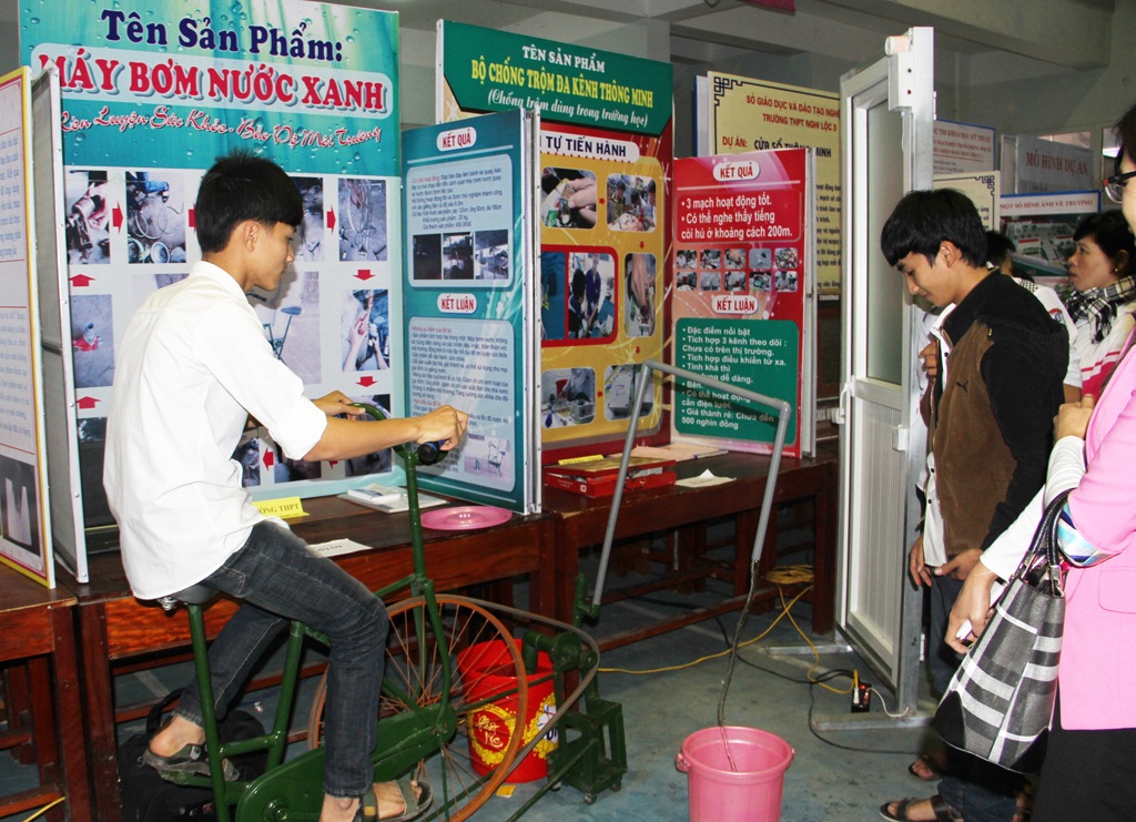 Học sinh trung học sáng tạo sản phẩm ứng dụng khoa học kỹ thuật - 3 Sản phẩm máy bơm nước xanh của trưởng THPT Nghi Lộc 5 rất tiện dụng và dễ áp dụng.
