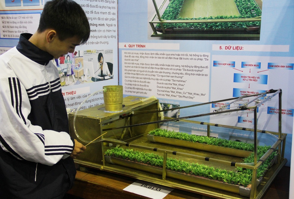 Sản phẩm sân thượng thông minh được các học sinh trường THPT Nguyễn Trường Tộ thiết kế có thể tự động phơi, cất quần áo và tưới nước bằng nhắn tin.