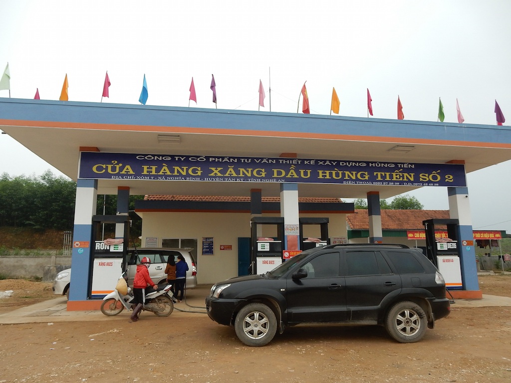 Cây xăng Dùng Tiến bị tố móc túi khách hàng khi giá xăng Nhà nước giảm nhưng của doanh nghiệp tư nhân vẫn chưa giảm (Ảnh: L.Y)