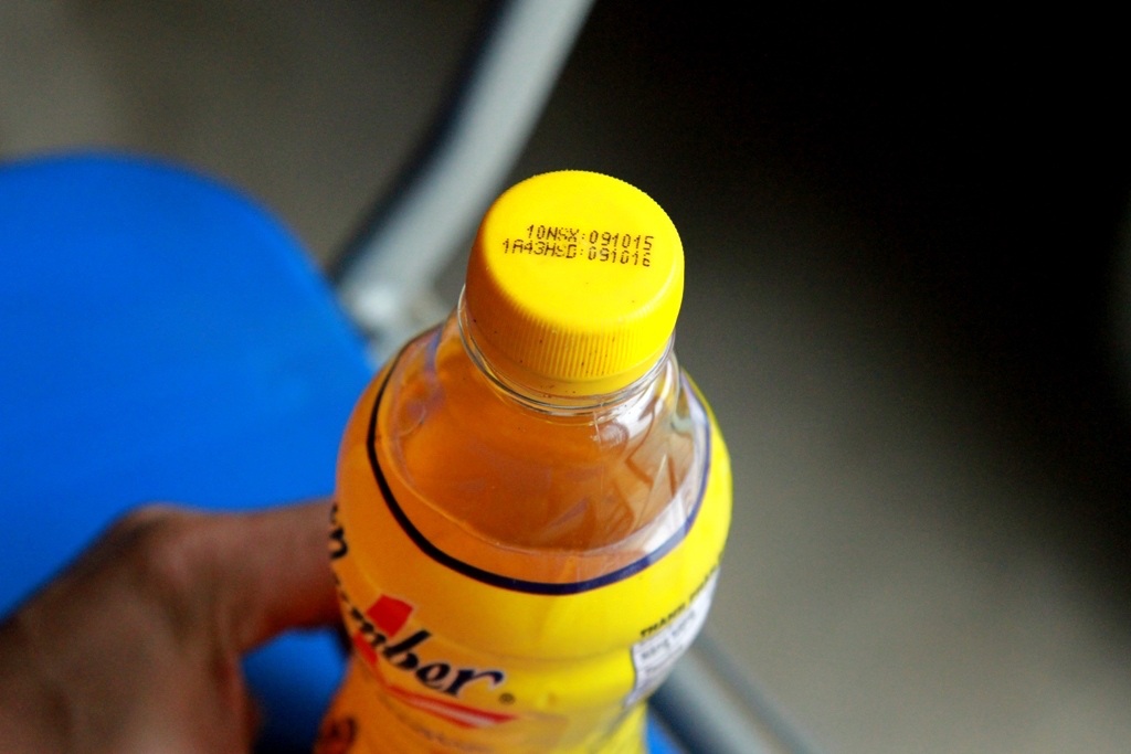 Hạn sử dụng đến ngày 09/10/2016 và quan sát bên ngoài cho thấy, chai nước chưa hề có tác động từ ngoại lực, vẫn còn nguyên đai, nguyên kiện.