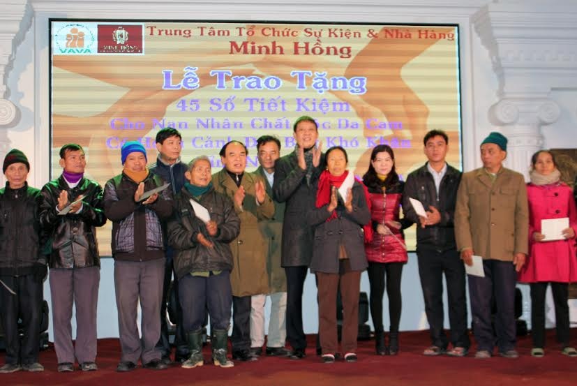 Trao hơn 900 triệu đồng cho nạn nhân chất độc da cam ở Nghệ An - 4 Ngày 27/1/2016, tất cả các hộ gia đình có người bị chất độc da cam đến từ các huyện vùng sâu, vùng xa ở Nghệ An như huyện Kỳ Sơn, Quế Phong, Tương Dương, Con Cuông, Đô Lương… nhận sổ tiết kiệm.