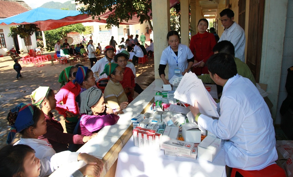 Khám, phát thuốc miễn phí cho hơn 1000 dân nghèo dịp Tết - 6 Phát thuốc cho các bệnh nhân.