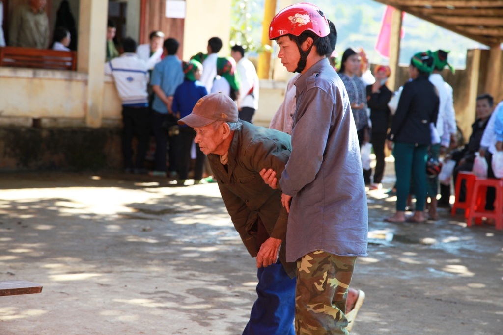 Khám, phát thuốc miễn phí cho hơn 1000 dân nghèo dịp Tết - 2 Các cụ ông, cụ bà ở các bản làng xa xôi cách trung tâm xã gần cả ngày trời đi đường có mặt tại Trạm y tế xã để được thăm khám bệnh.