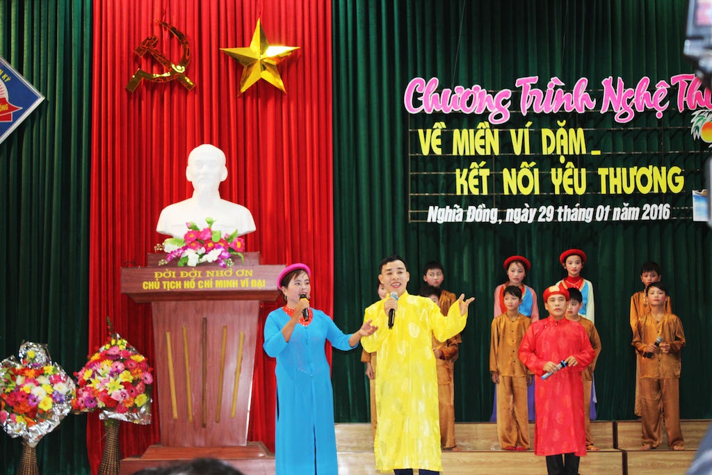 Các tiết mục dân ca ví dặm đặc sắc được thấy trò trường THCS Nghĩa Đồng biểu diễn.