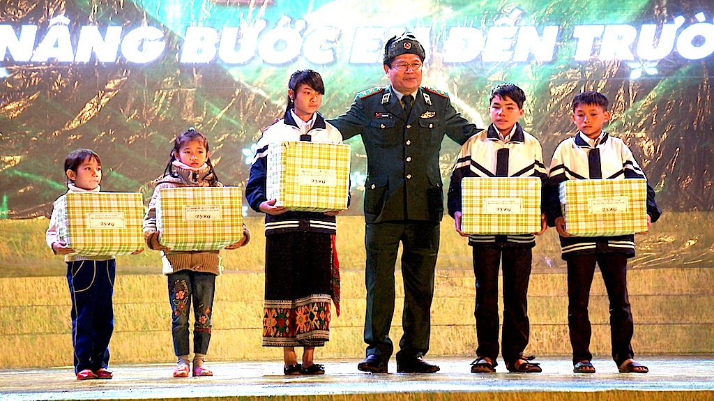 Ấm áp đêm "Xuân biên cương - Nâng bước em đến trường" - 9 Trao quà đến các em học sinh nghèo học giỏi xã Tri Lễ.