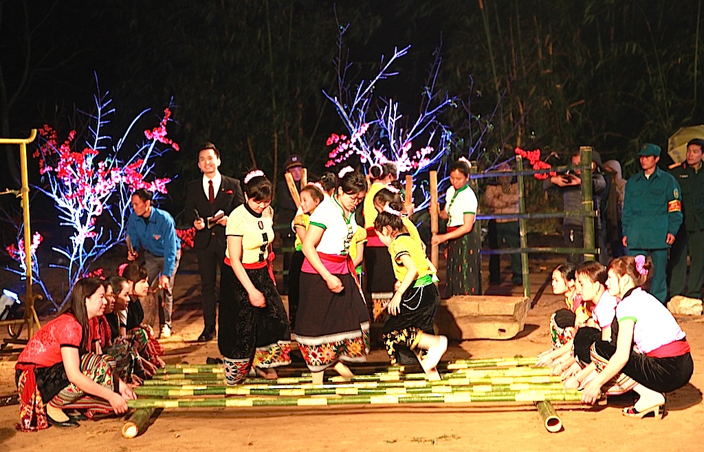 Ấm áp đêm "Xuân biên cương - Nâng bước em đến trường" - 5 Song song với chương trình văn nghệ, là vui nhảy sạp. Tiết mục không thể thiếu đối với người dân xã Tri Lễ mỗi khi tết đến xuân về.