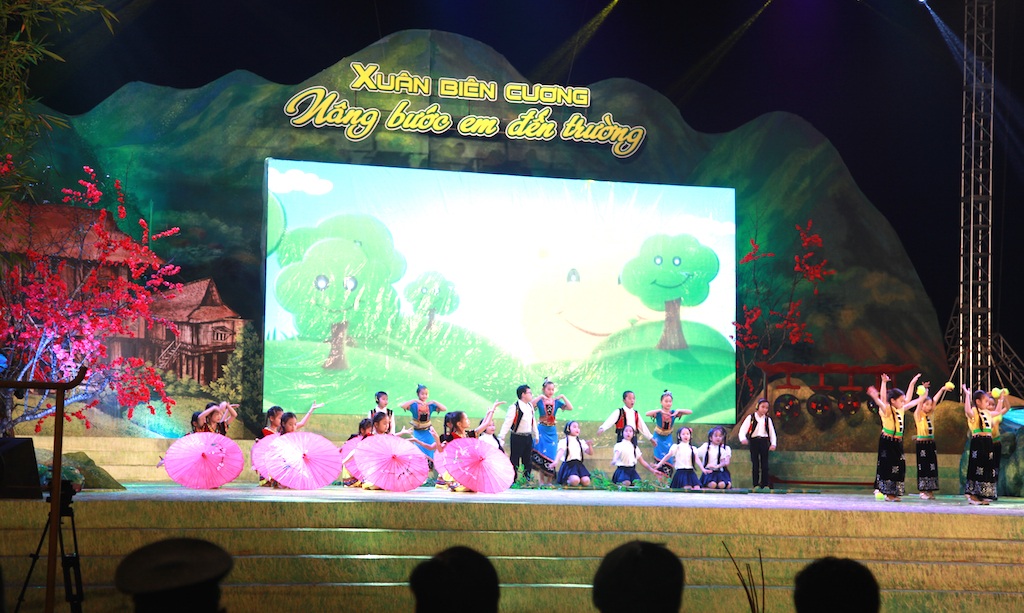 Ấm áp đêm "Xuân biên cương - Nâng bước em đến trường" - 4 Ấm áp đêm "Xuân biên cương - Nâng bước em đến trường" - 4