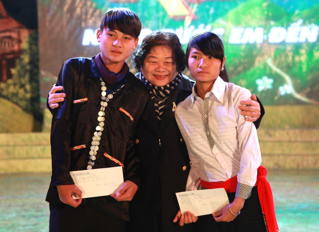 Ấm áp đêm "Xuân biên cương - Nâng bước em đến trường" - 11 Bà Trương Mỹ Hoa, nguyên Phó Chủ tịch nước CHXHCN Việt Nam, Chủ tịch Quỹ học bổng Vừ A Dính trao quà cho hai em Mà Mọ Hà (lớp 10 ở Mường Tè, Lai Châu) và em Lữ Thị Châu do đồn biên phòng Tri Lễ nhận nuôi ăn học.