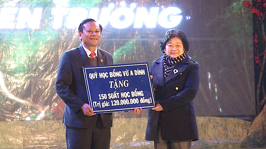 Ấm áp đêm "Xuân biên cương - Nâng bước em đến trường" - 10 Dịp này, bà Trương Mỹ Hoa, nguyên Phó Chủ tịch nước CHXHCN Việt Nam, Chủ tịch Quỹ học bổng Vừ A Dính trao tặng 150 suất học bổng cho các em học sinh nghèo hiếu học các huyện Quế Phong, Đô Lương và Thanh Chương.
