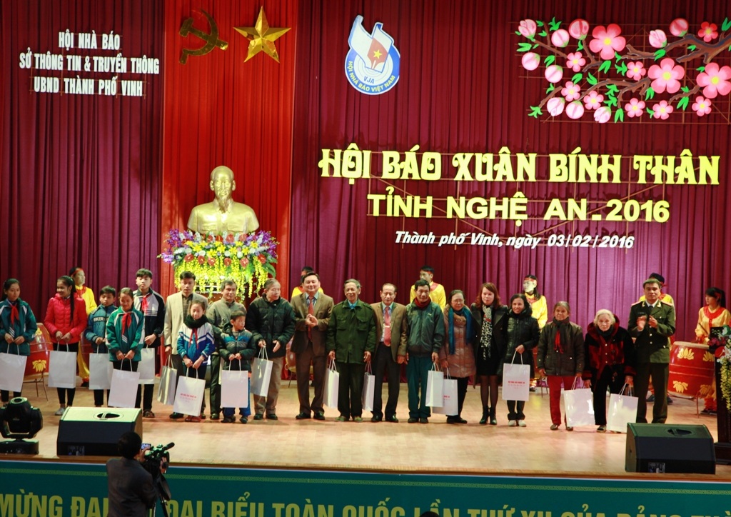 Gần 1000 ấn phẩm trưng bày tại Hội báo Xuân - 5 BTC trao quà các gia đình chính sách và các học sinh nghèo trên địa bàn TP.Vinh.