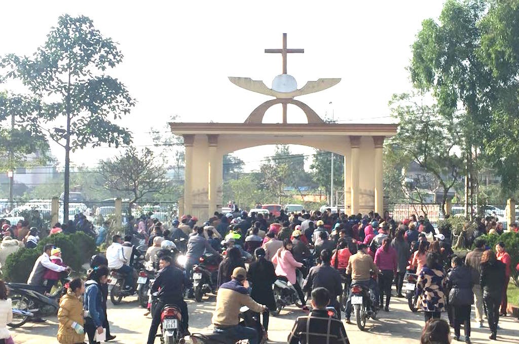 Hàng ngàn người hái lộc Thánh đầu Xuân 2016 - 5 Sau Thánh lễ, hàng ngàn người ra về trong niềm vui hân hoan ngày đầu năm.