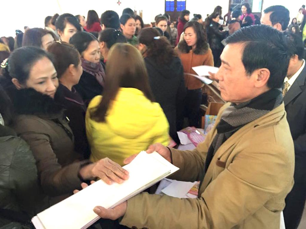 Hàng ngàn người hái lộc Thánh đầu Xuân 2016 - 3 Lộc Thánh là những câu Kinh Thánh do Chúa Giê Su nói để từ đó con người học tập, noi theo...