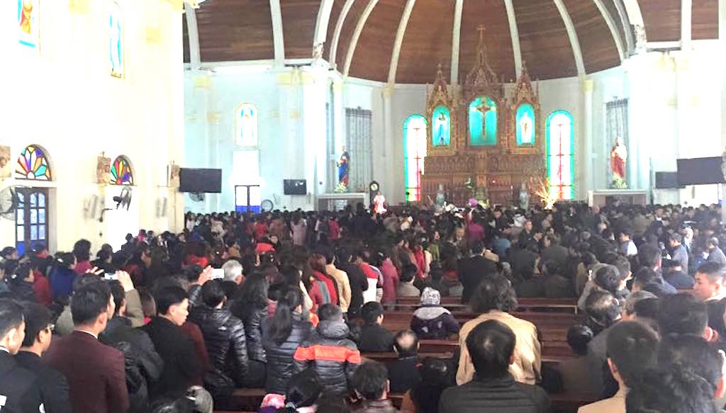 Hàng ngàn người hái lộc Thánh đầu Xuân 2016 - 1 Hàng ngàn người hái lộc Thánh đầu Xuân 2016 - 1