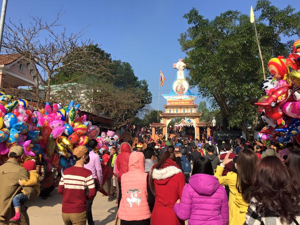 Đền Thánh Antôn đón hàng vạn người về xin ơn đầu năm - 1 Đền Thánh Antôn đón hàng vạn người về xin ơn đầu năm - 1