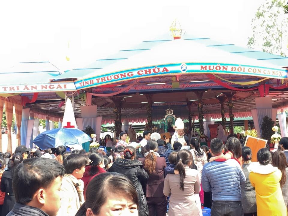 Đền Thánh Antôn đón hàng vạn người về xin ơn đầu năm - 5 Đức Giám mục Phaolô Nguyễn Thái Hợp chủ tế thánh lễ và rảy nước phép trên dân chúng ban phước lành cho mọi người không những cho giáo dân mà còn cho cả lương dân đến xin ơn Thánh.