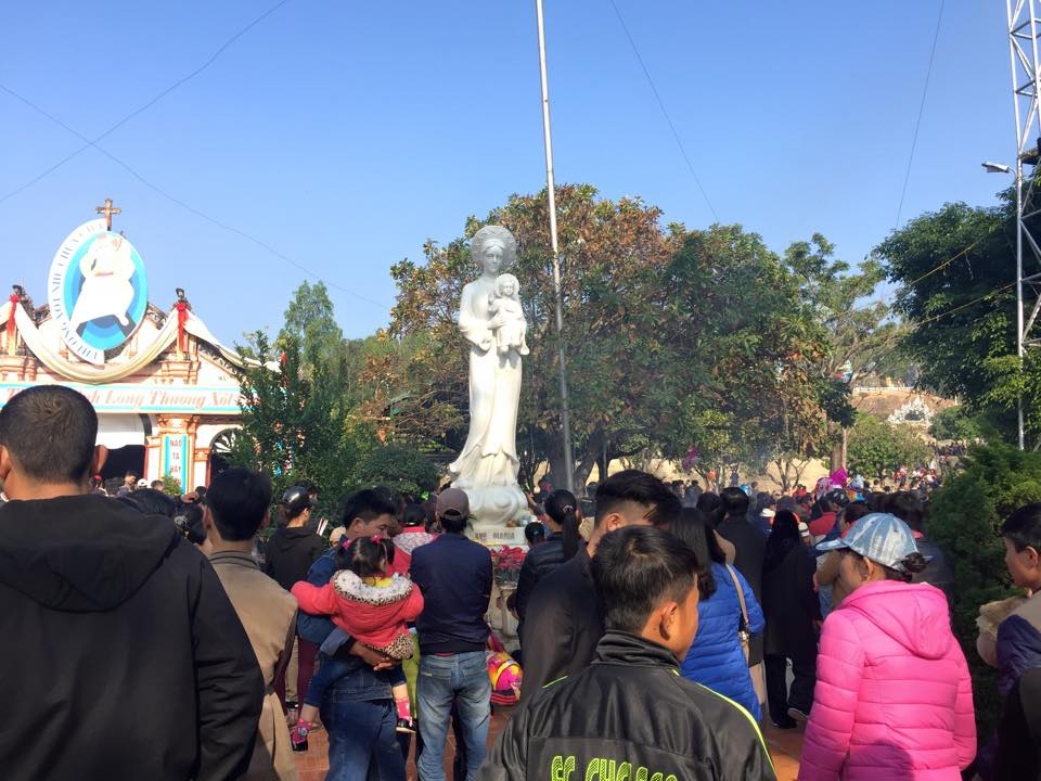 Đền Thánh Antôn đón hàng vạn người về xin ơn đầu năm - 9 Mọi người đứng trước ảnh tượng Mẹ Maria xin ơn Thánh hoá.