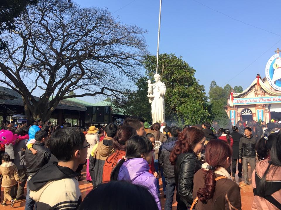 Đền Thánh Antôn đón hàng vạn người về xin ơn đầu năm - 11 Mọi người đứng dưới chân tượng Thánh An tôn cầu nguyện và xin ơn Thánh hoá, công việc làm ăn, xin cho được gặp nhiều may mắn trong năm mới.