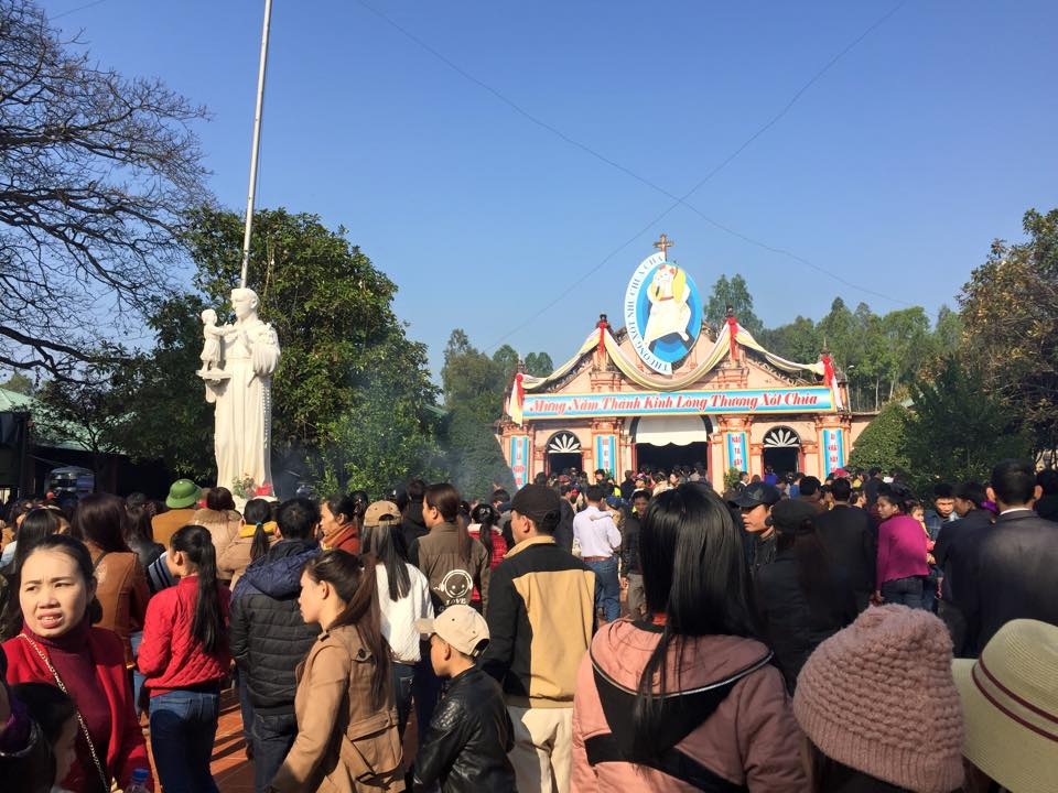 Đền Thánh Antôn đón hàng vạn người về xin ơn đầu năm - 10 Trước cửa đền Thánh Antôn.