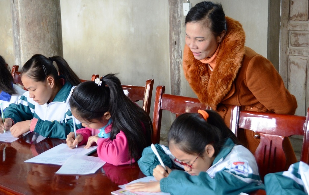 Cô giáo chăm chú xem các em thể hiện trong ngày khai bút với mong muốn các em luôn học hành tốt trong năm mới.