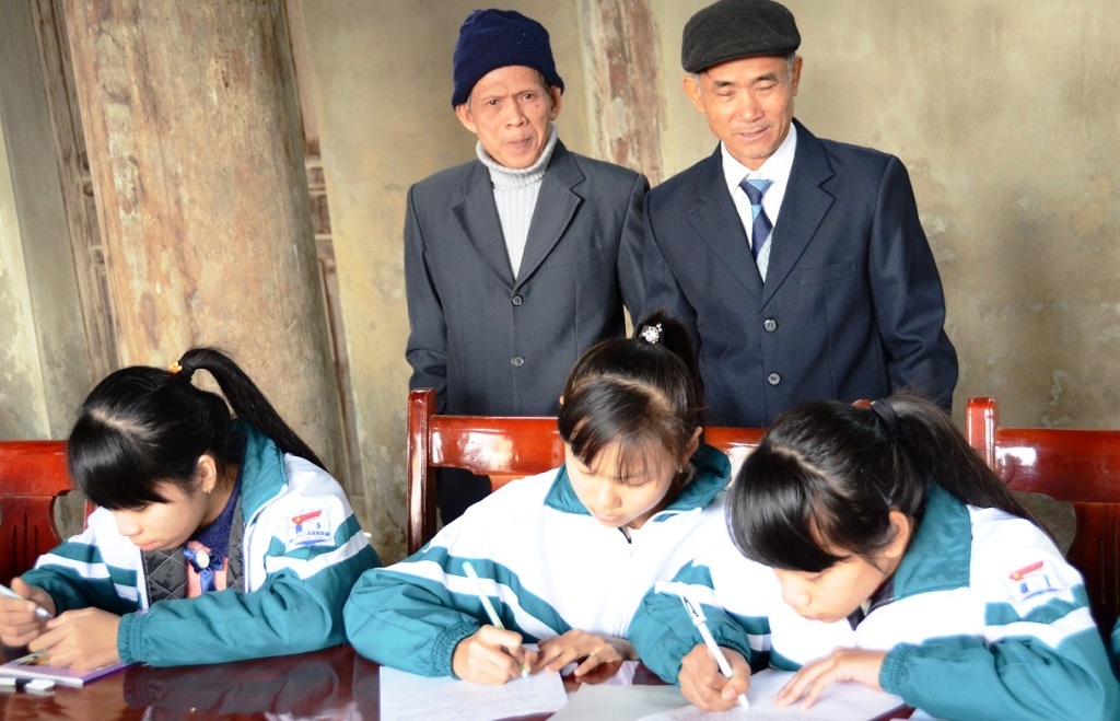Các em chăm chú những ngôn từ trong khai bút.