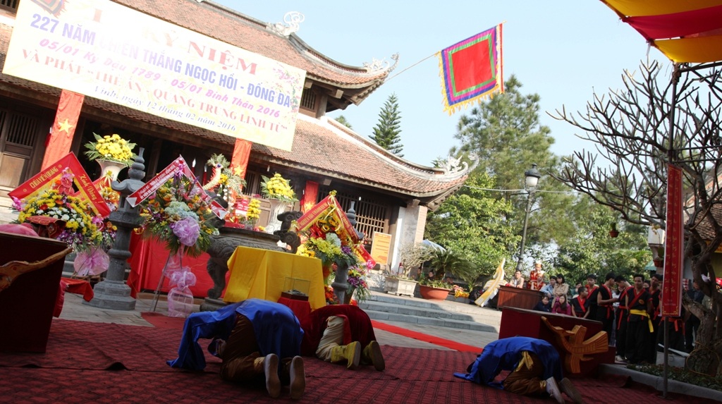 Hàng ngàn người xếp hàng nhận thẻ ấn Quang Trung Linh Tự - 6 Hàng ngàn người xếp hàng nhận thẻ ấn Quang Trung Linh Tự - 6