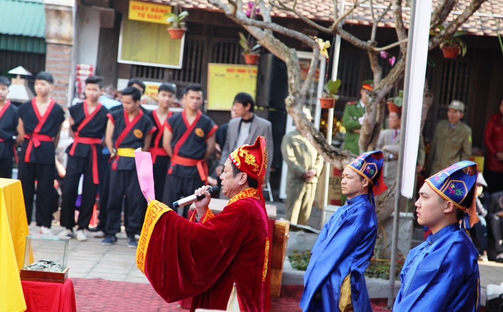 Hàng ngàn người xếp hàng nhận thẻ ấn Quang Trung Linh Tự - 5 Hàng ngàn người xếp hàng nhận thẻ ấn Quang Trung Linh Tự - 5