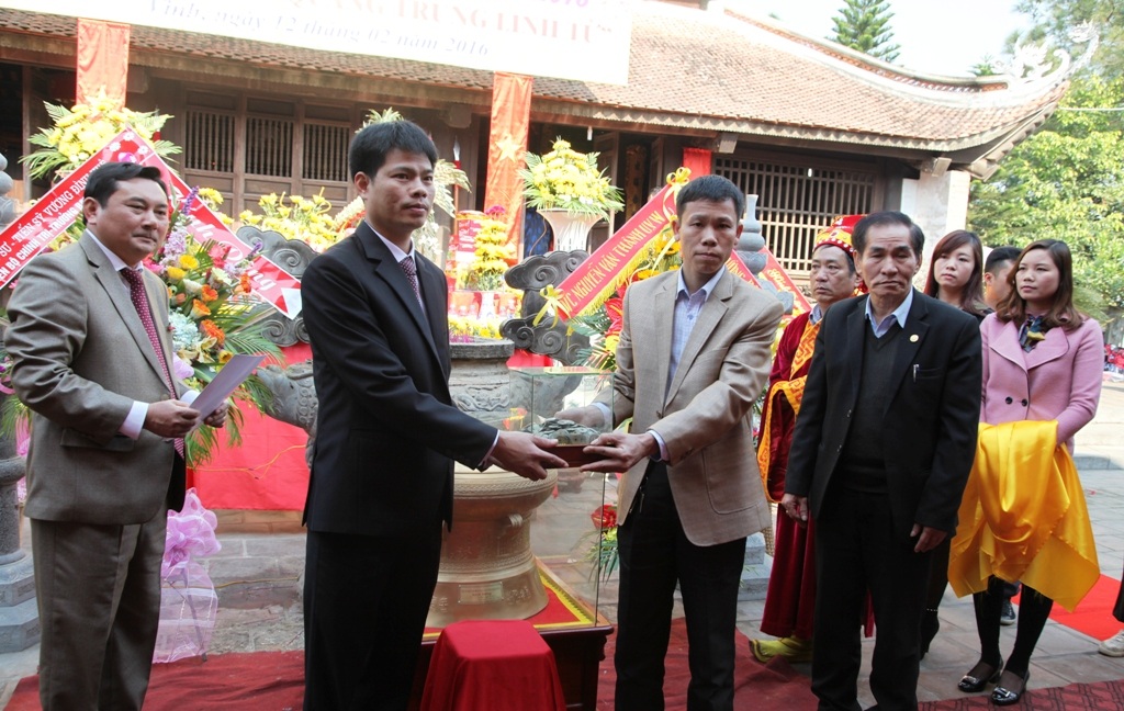 Hàng ngàn người xếp hàng nhận thẻ ấn Quang Trung Linh Tự - 12 Hội di sản văn hóa và cổ vật Thanh Hóa trao tặng 9 chiếc trống đồng và hàng trăm chiếc đồng tiền cổ thời Tây Sơn cho BQL di tích Quang Trung.