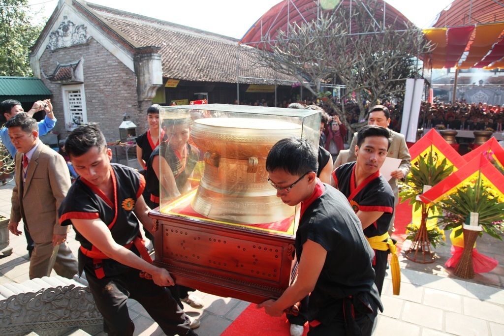 Hàng ngàn người xếp hàng nhận thẻ ấn Quang Trung Linh Tự - 14 Chiếc trống đồng được rước vào cung điện chính.