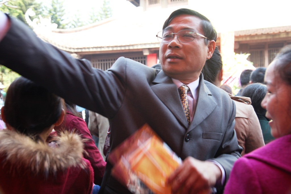 Hàng ngàn người xếp hàng nhận thẻ ấn Quang Trung Linh Tự - 23 Hàng ngàn người xếp hàng nhận thẻ ấn Quang Trung Linh Tự - 23