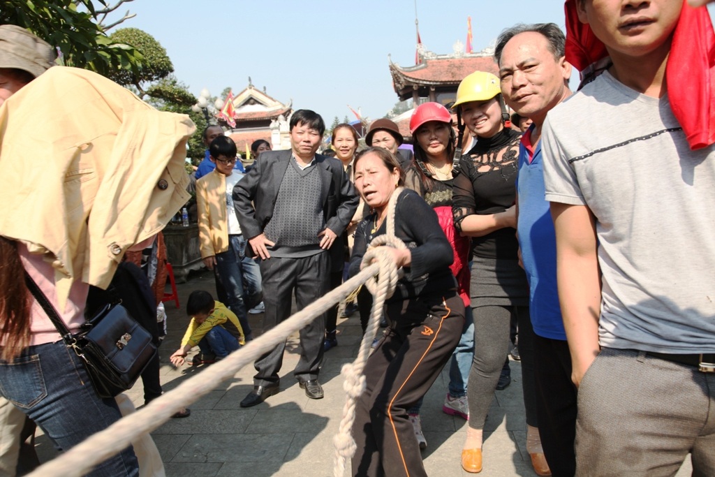 Hàng ngàn người xếp hàng nhận thẻ ấn Quang Trung Linh Tự - 30 Cuối buổi lễ là các hoạt động vui chơi thể thao, đẩy gậy, cờ tướng của các đơn vị phường, xã trong thành phố tham gia, góp phần cho lễ hội thêm sôi động.